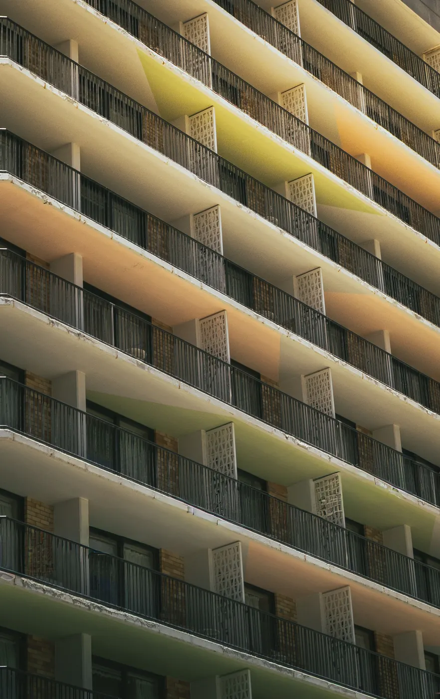 Rhythmische Balkone eines mehrgeschossigen Wohnhauses
