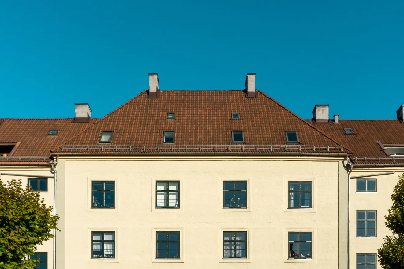 Klassisches europäisches Wohngebäude im Sonnenlicht